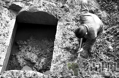 鱼塘藏古墓—挖土机清淤泥 刨出雕花石头