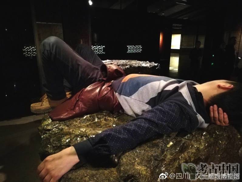 男子躺四川文物博物馆展品上被曝光